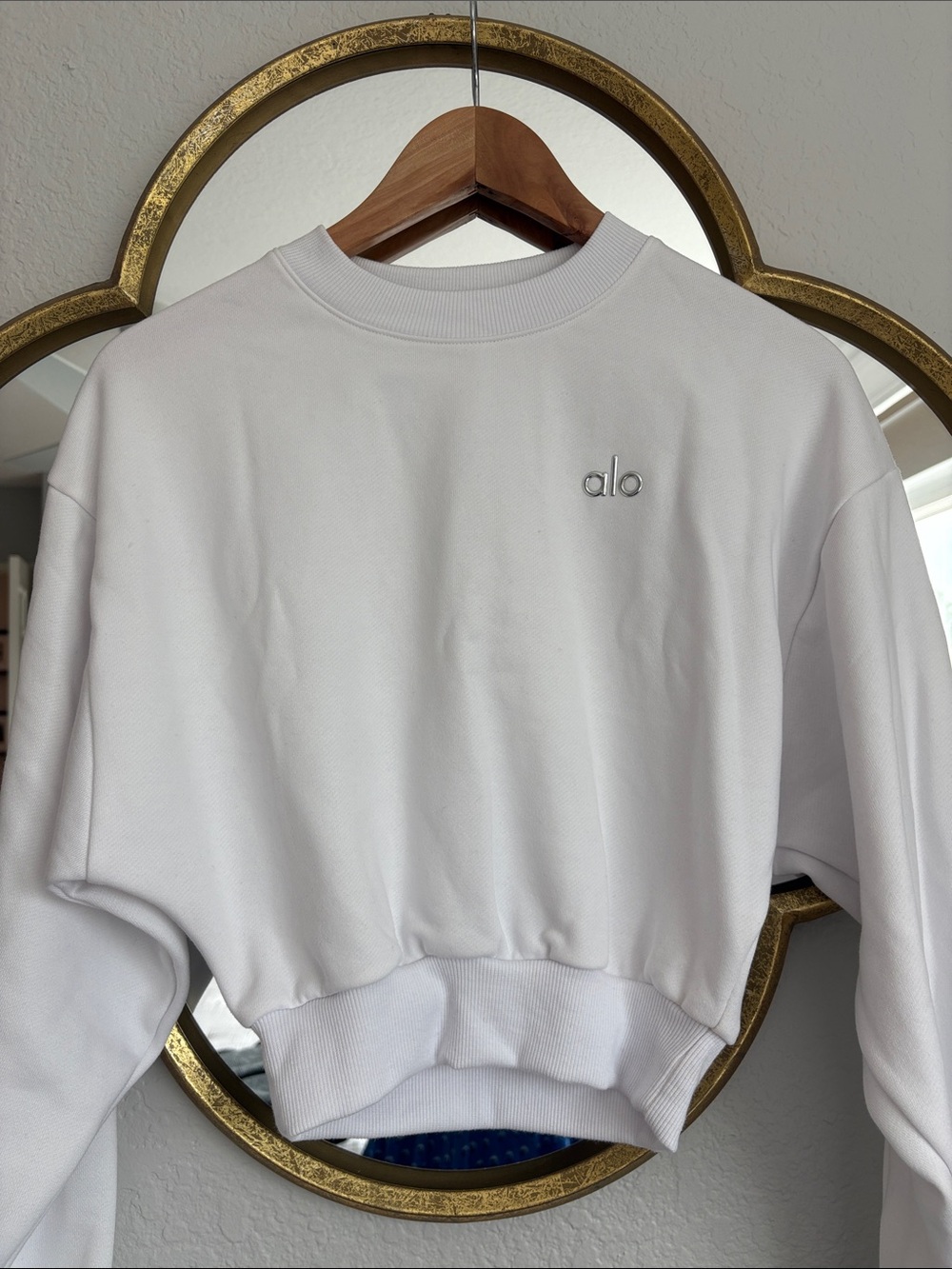 NWOT Alo Cropped Accolade Crewneck